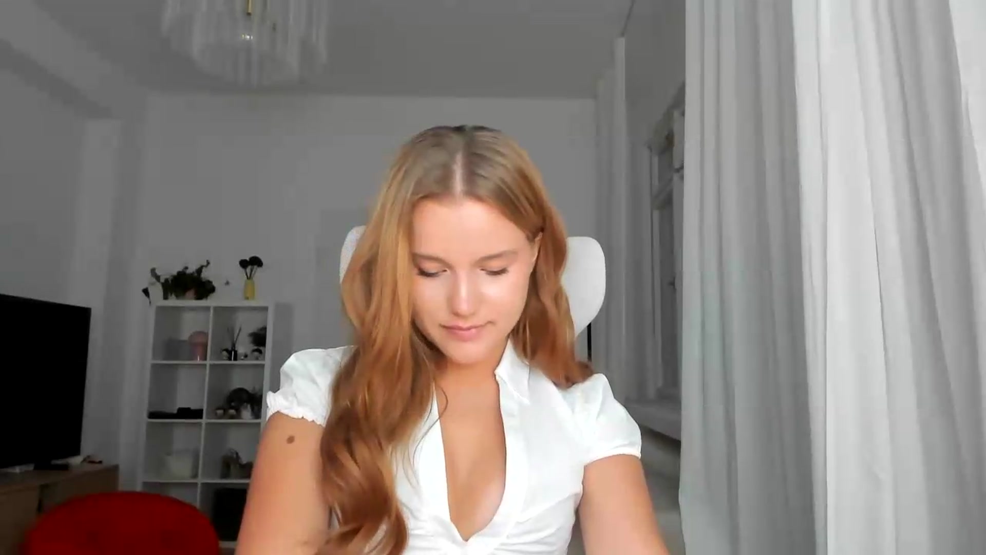 Gallery image thumbnail from Lia_lisia's myfreecams stream on, 08/11/2026, 18:39 image 19 of 20