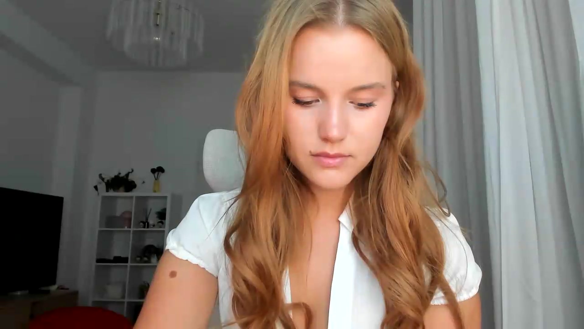 Gallery image thumbnail from Lia_lisia's myfreecams stream on, 08/11/2026, 18:39 image 17 of 20