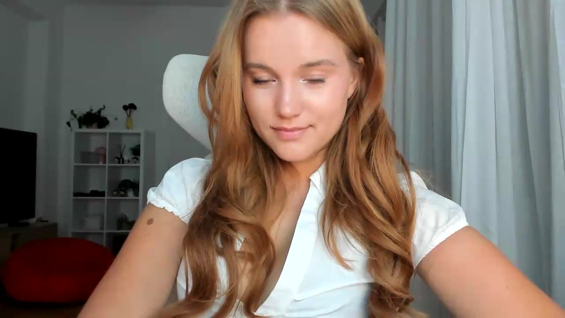 Gallery image thumbnail from Lia_lisia's myfreecams stream on, 08/11/2026, 18:39 image 16 of 20