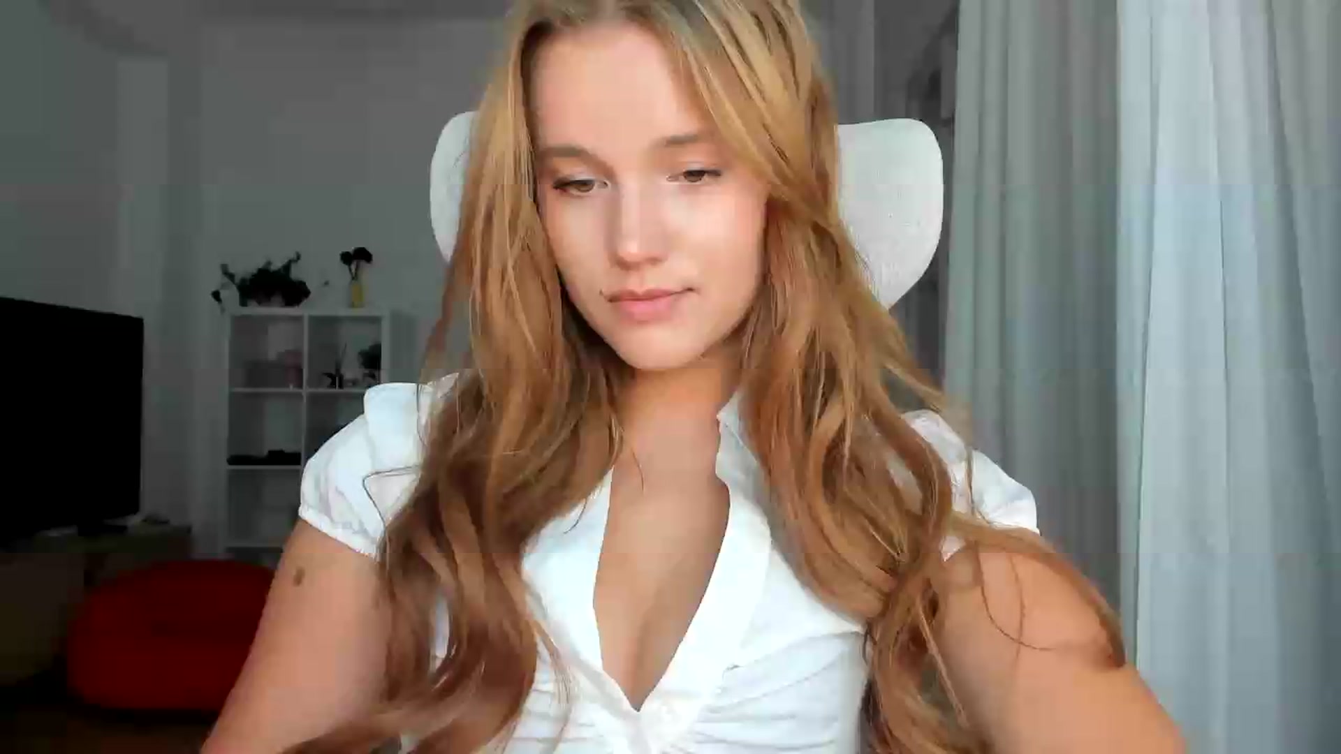 Gallery image thumbnail from Lia_lisia's myfreecams stream on, 08/11/2026, 19:26 image 16 of 20