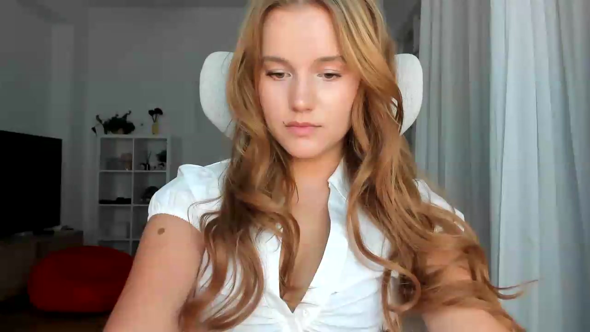 Gallery image thumbnail from Lia_lisia's myfreecams stream on, 08/11/2026, 19:26 image 12 of 20