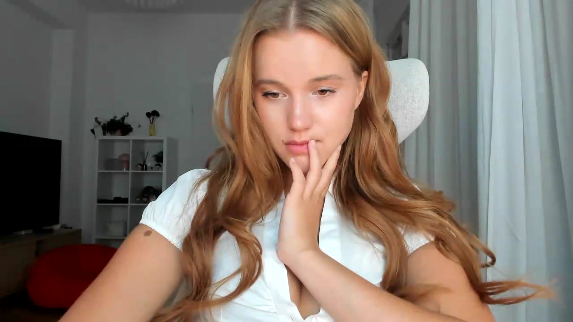 Gallery image thumbnail from Lia_lisia's myfreecams stream on, 08/11/2026, 19:26 image 2 of 20