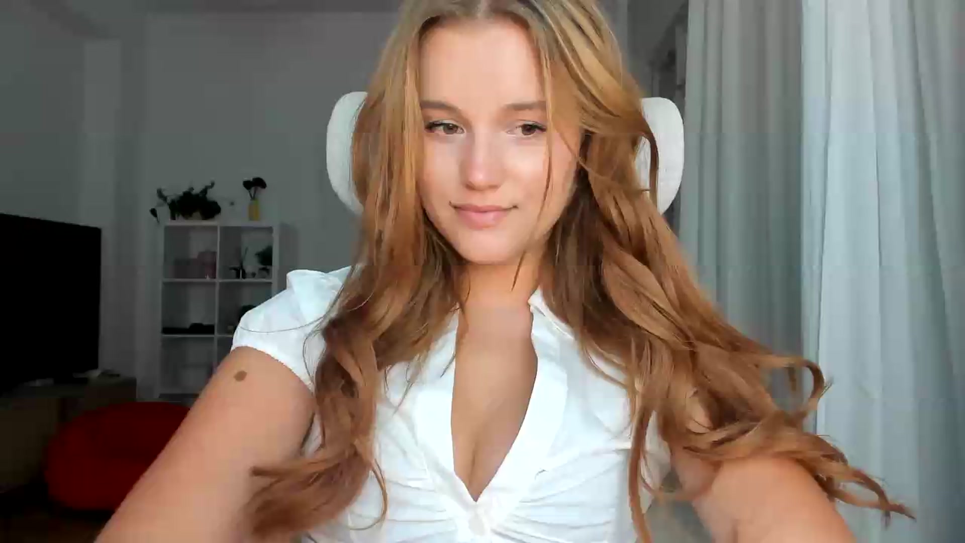 Gallery image thumbnail from Lia_lisia's myfreecams stream on, 08/11/2026, 19:26 image 10 of 20