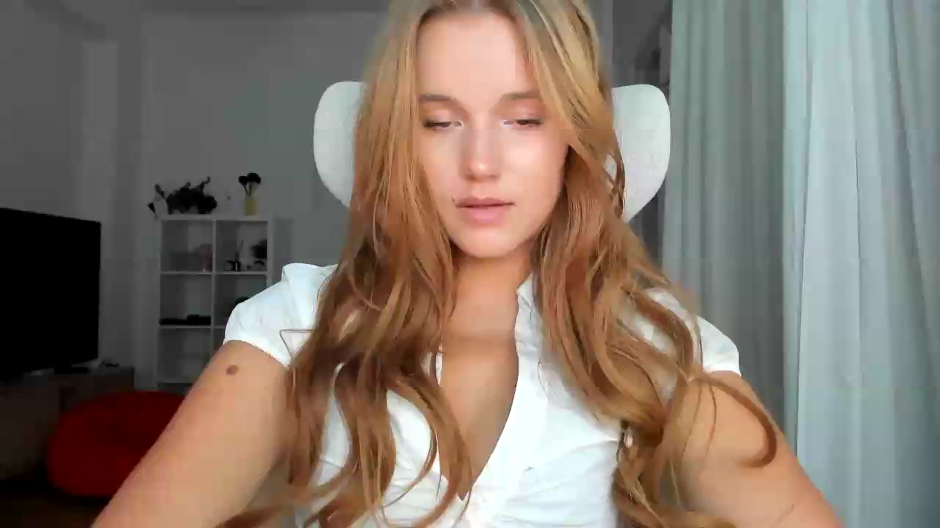 Gallery image thumbnail from Lia_lisia's myfreecams stream on, 08/11/2026, 19:26 image 17 of 20