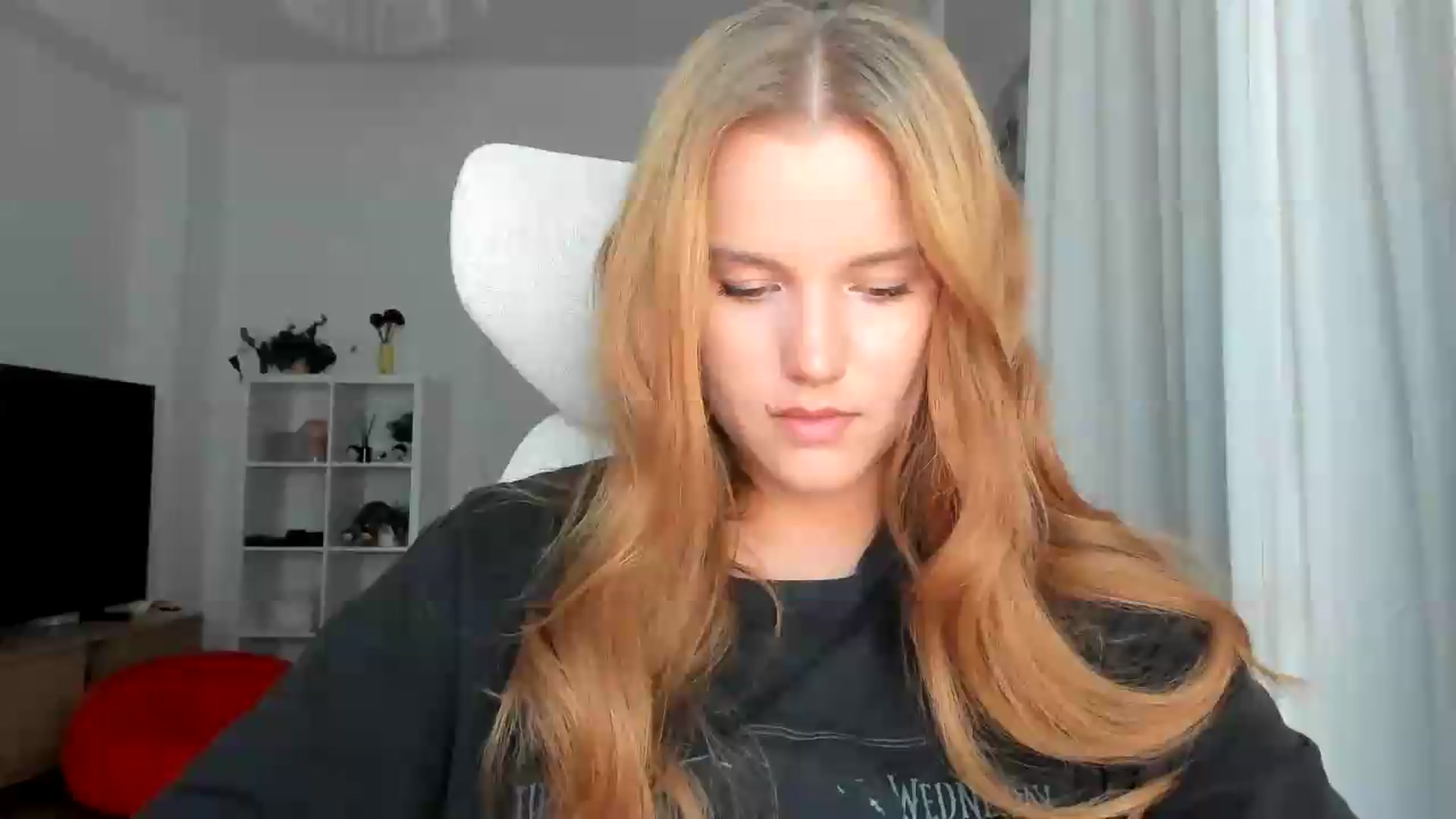 Gallery image thumbnail from Lia_lisia's myfreecams stream on, 08/11/2026, 20:27 image 19 of 20