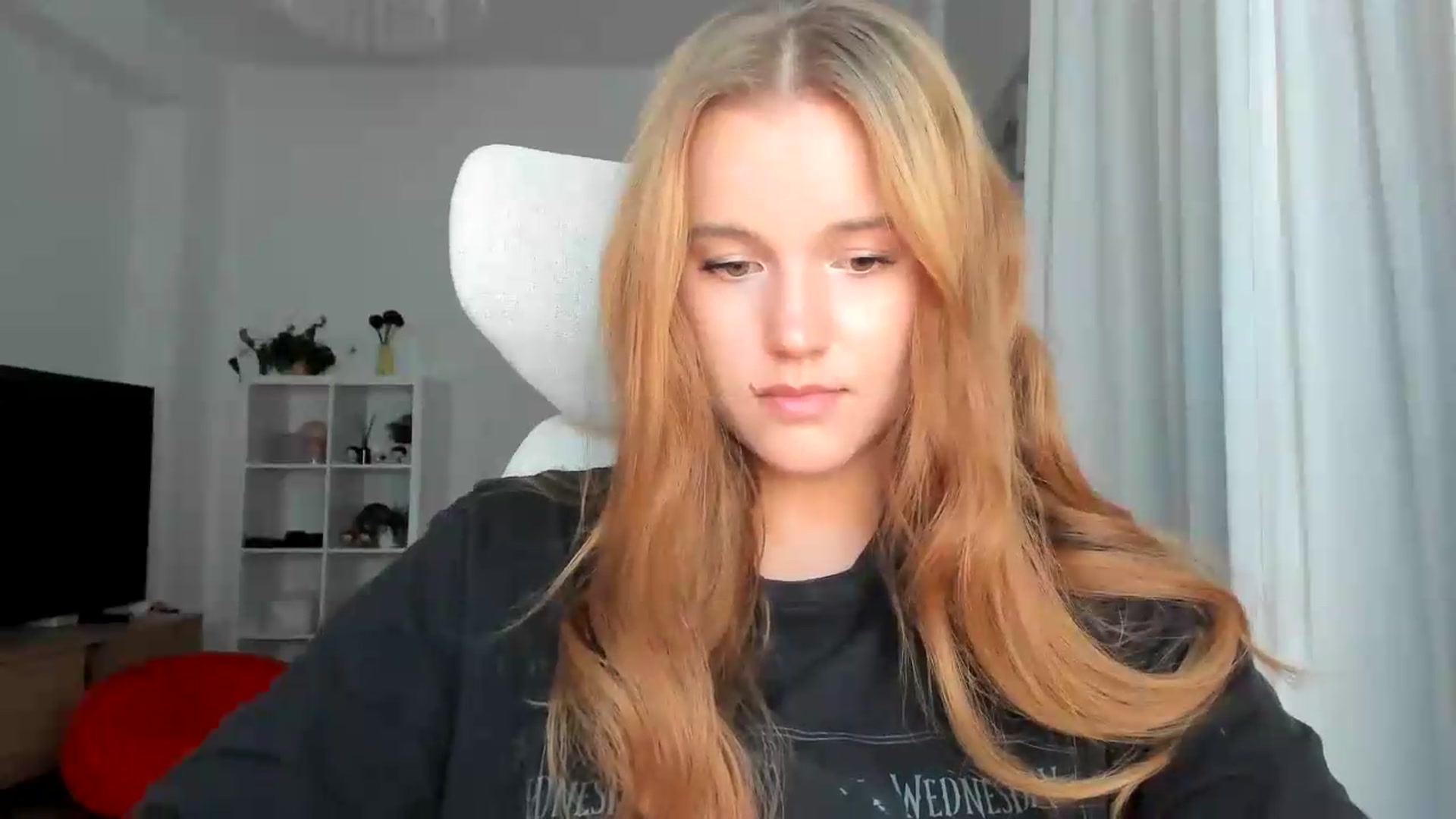 Gallery image thumbnail from Lia_lisia's myfreecams stream on, 08/11/2026, 20:27 image 18 of 20