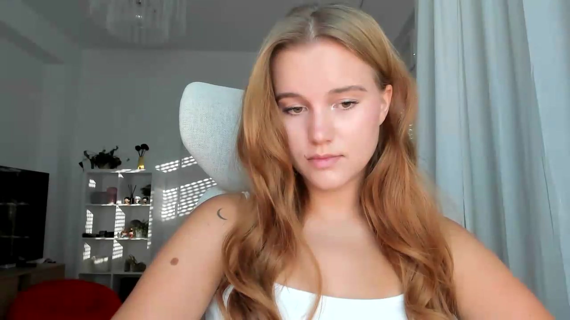 Gallery image thumbnail from Lia_lisia's myfreecams stream on, 08/12/2026, 16:51 image 5 of 20