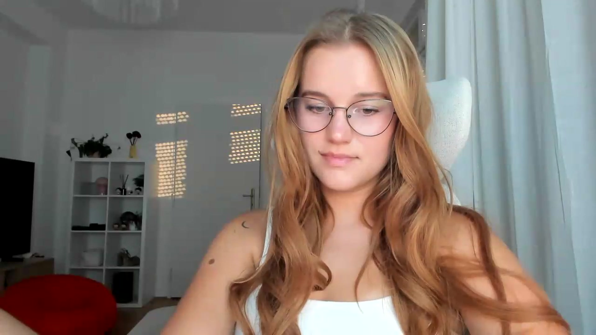 Gallery image thumbnail from Lia_lisia's myfreecams stream on, 08/12/2026, 17:40 image 16 of 20