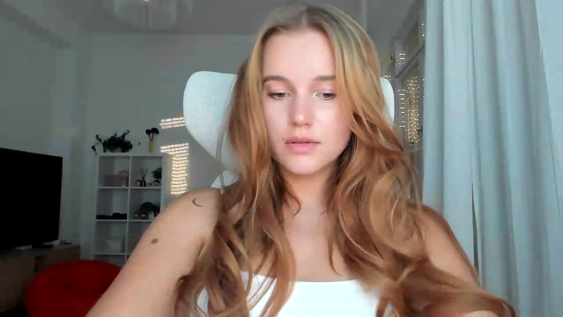 Gallery image thumbnail from Lia_lisia's myfreecams stream on, 08/12/2026, 17:40 image 7 of 20