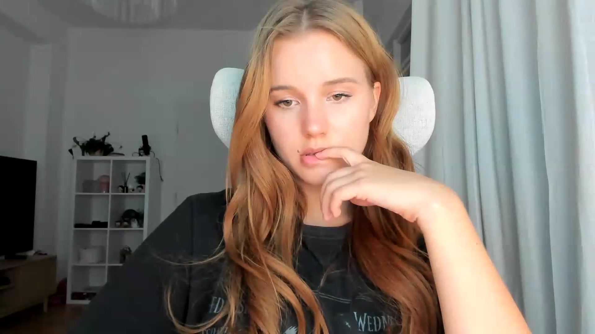 Gallery image thumbnail from Lia_lisia's myfreecams stream on, 08/13/2026, 19:47 image 3 of 20