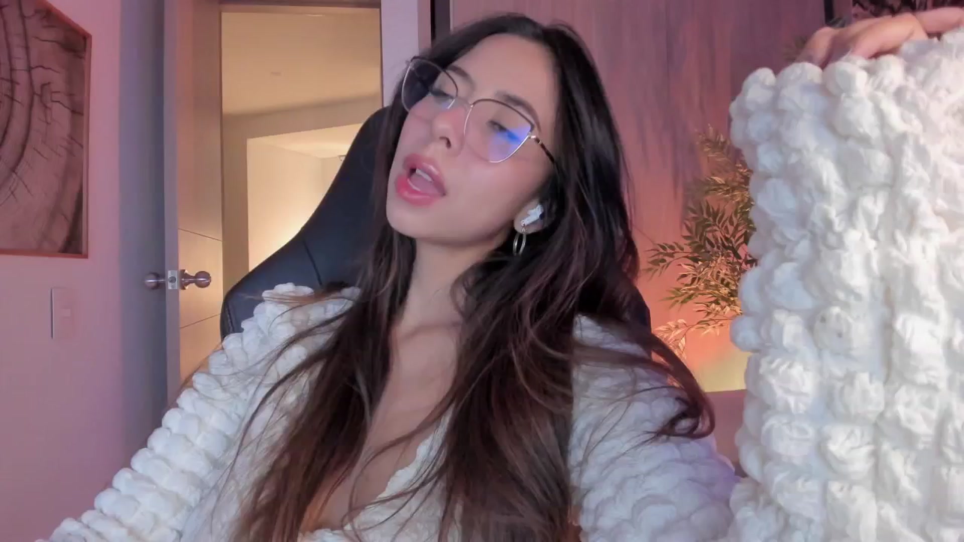 Gallery image thumbnail from Liacromwell's myfreecams stream on, 07/05/2025, 06:33 image 7 of 20
