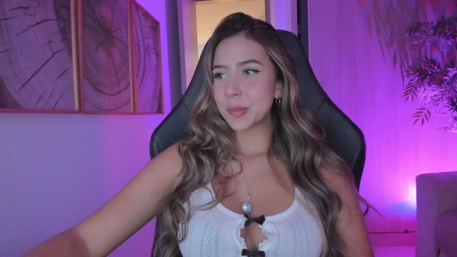 Gallery image thumbnail from Liacromwell's myfreecams stream on, 11/10/2025, 21:11 image 7 of 20