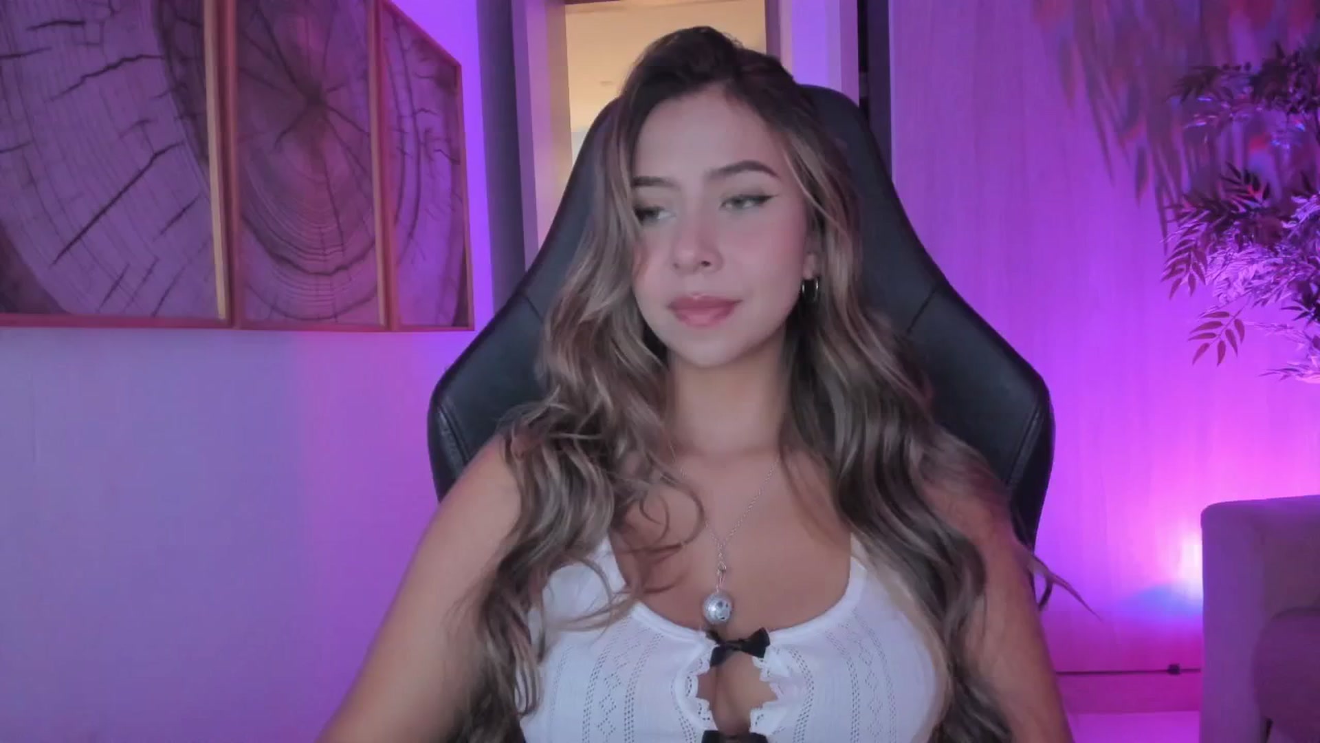 Gallery image thumbnail from Liacromwell's myfreecams stream on, 11/10/2025, 21:11 image 6 of 20