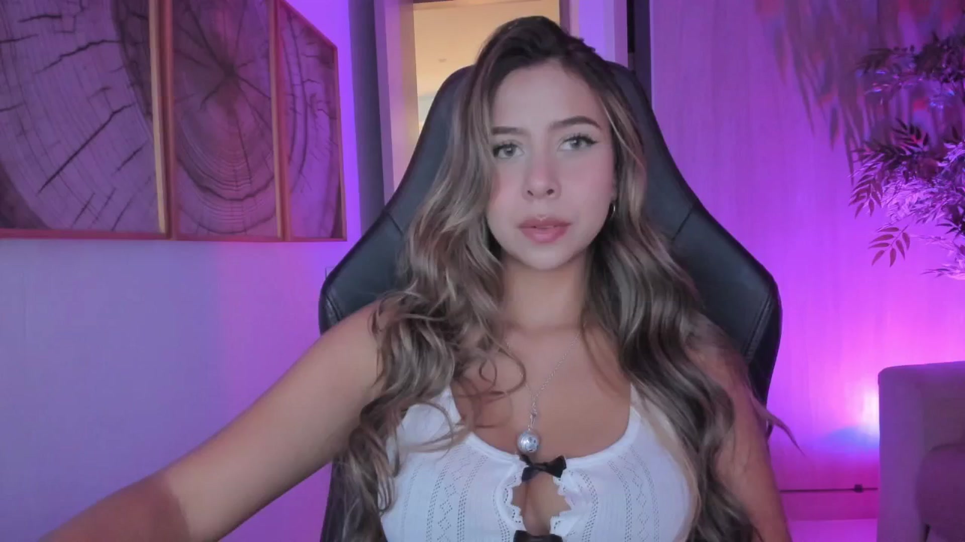 Gallery image thumbnail from Liacromwell's myfreecams stream on, 11/10/2025, 21:11 image 5 of 20