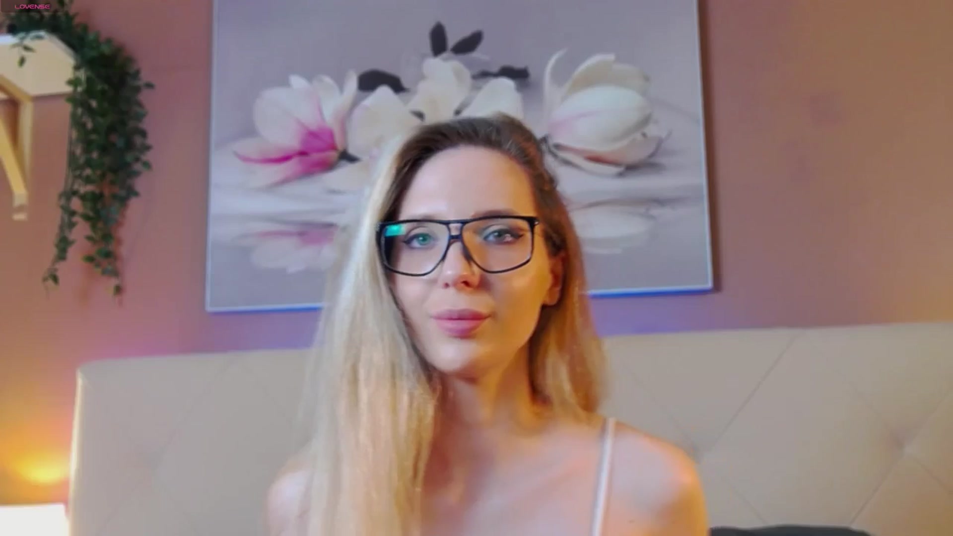 Gallery image thumbnail from LiaraTesoni's myfreecams stream on, 08/05/2024, 18:00 image 11 of 20