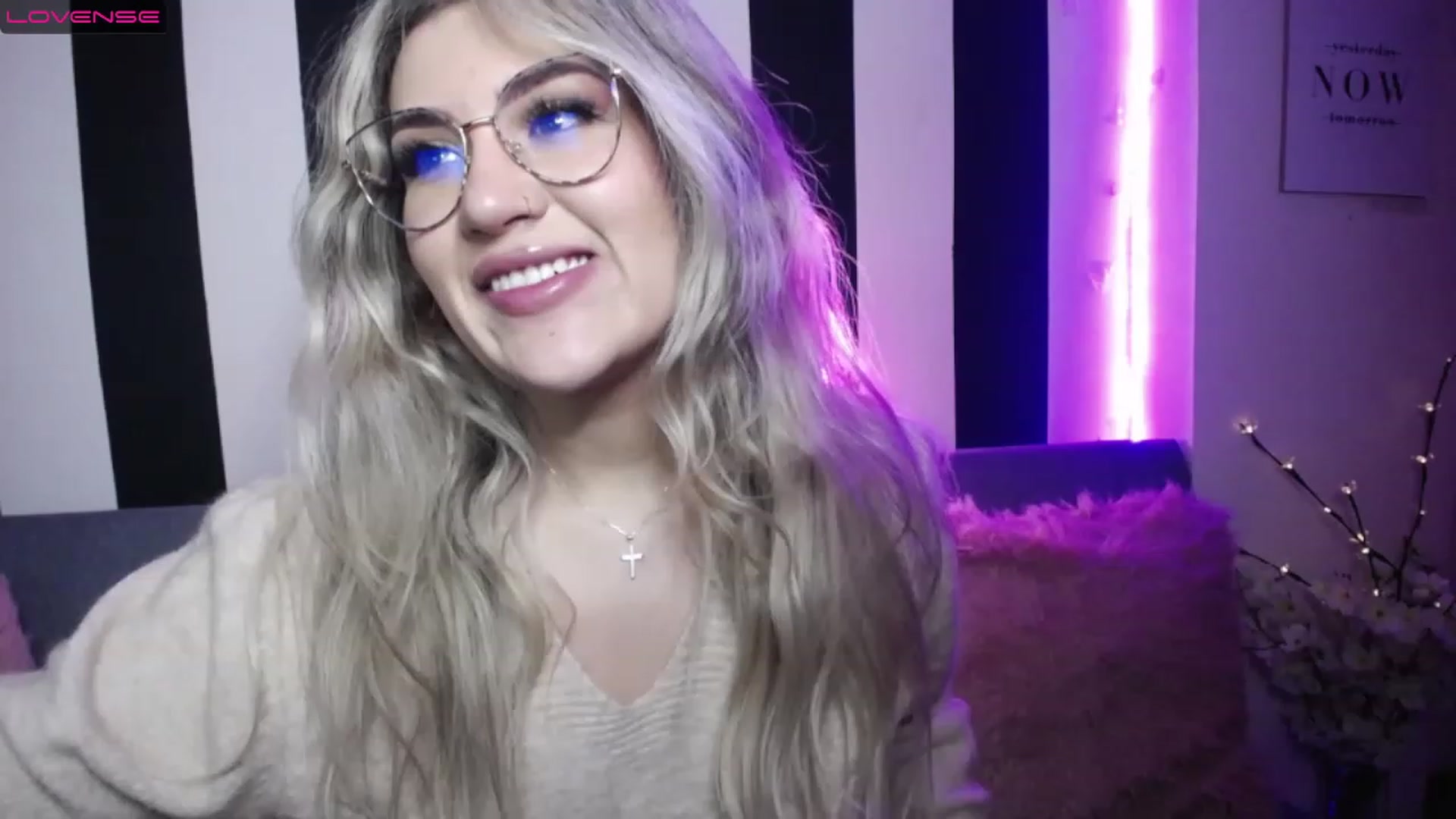 Gallery image thumbnail from Liasmithlatam's myfreecams stream on, 02/17/2023, 06:27 image 1 of 20