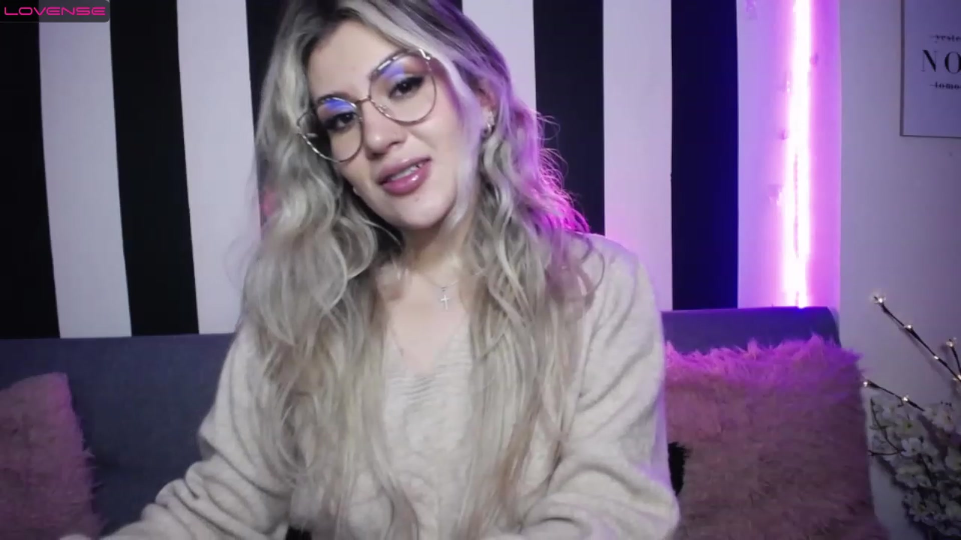 Gallery image thumbnail from Liasmithlatam's myfreecams stream on, 02/17/2023, 06:27 image 12 of 20