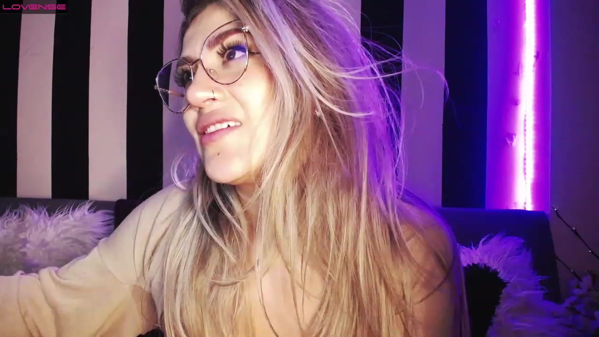 Gallery image thumbnail from Liasmithlatam's myfreecams stream on, 03/08/2023, 06:49 image 8 of 20