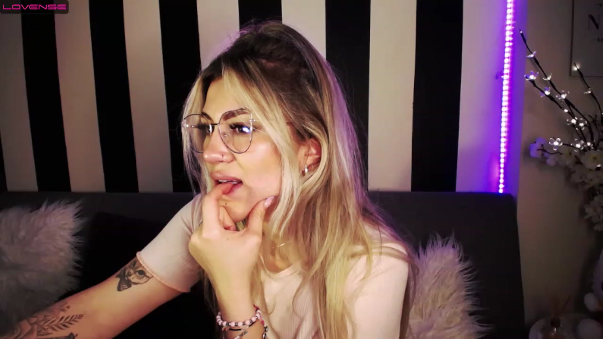 Gallery image thumbnail from Liasmithlatam's myfreecams stream on, 03/15/2023, 05:18 image 15 of 20