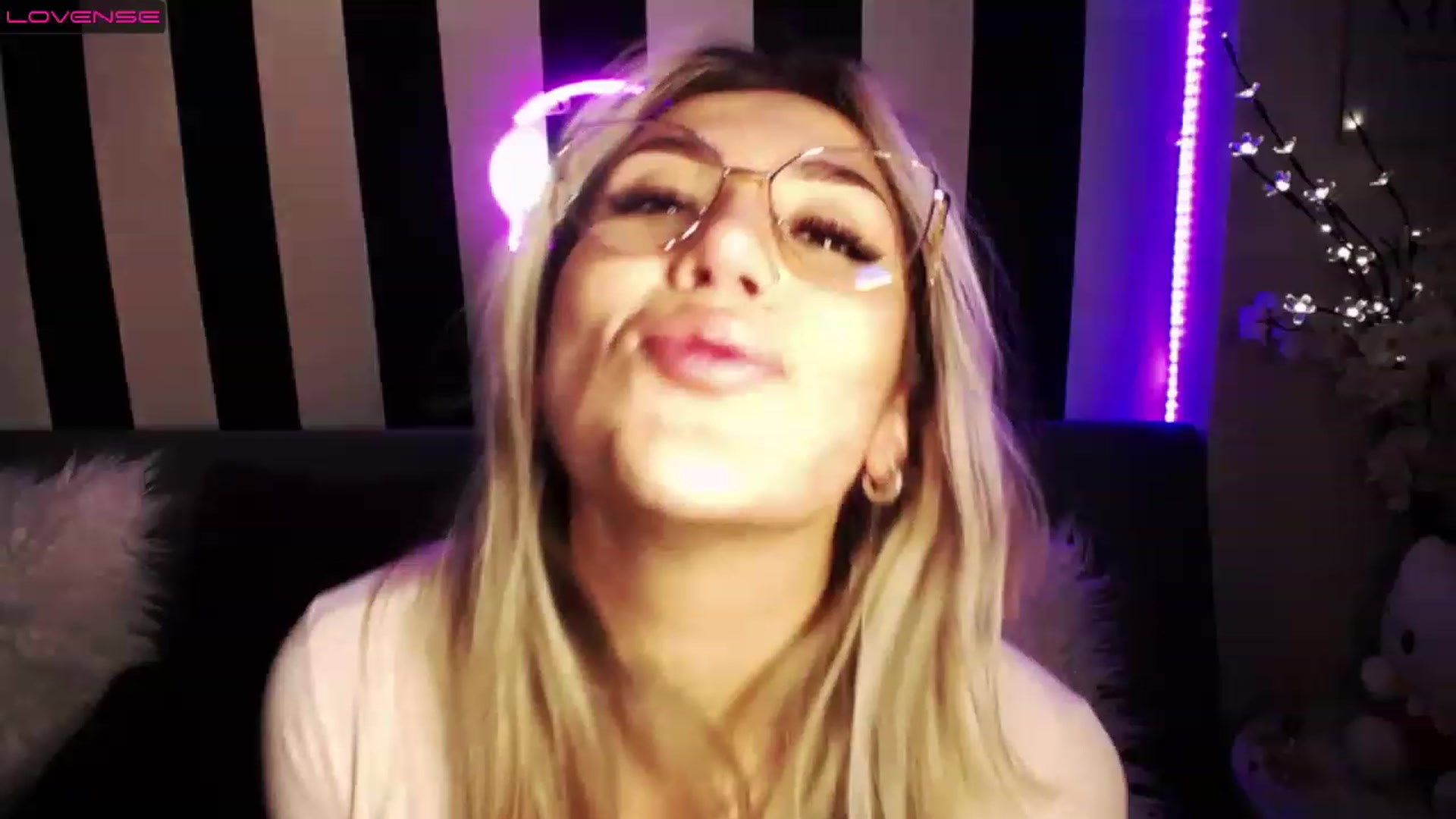 Gallery image thumbnail from Liasmithlatam's myfreecams stream on, 03/15/2023, 05:18 image 6 of 20