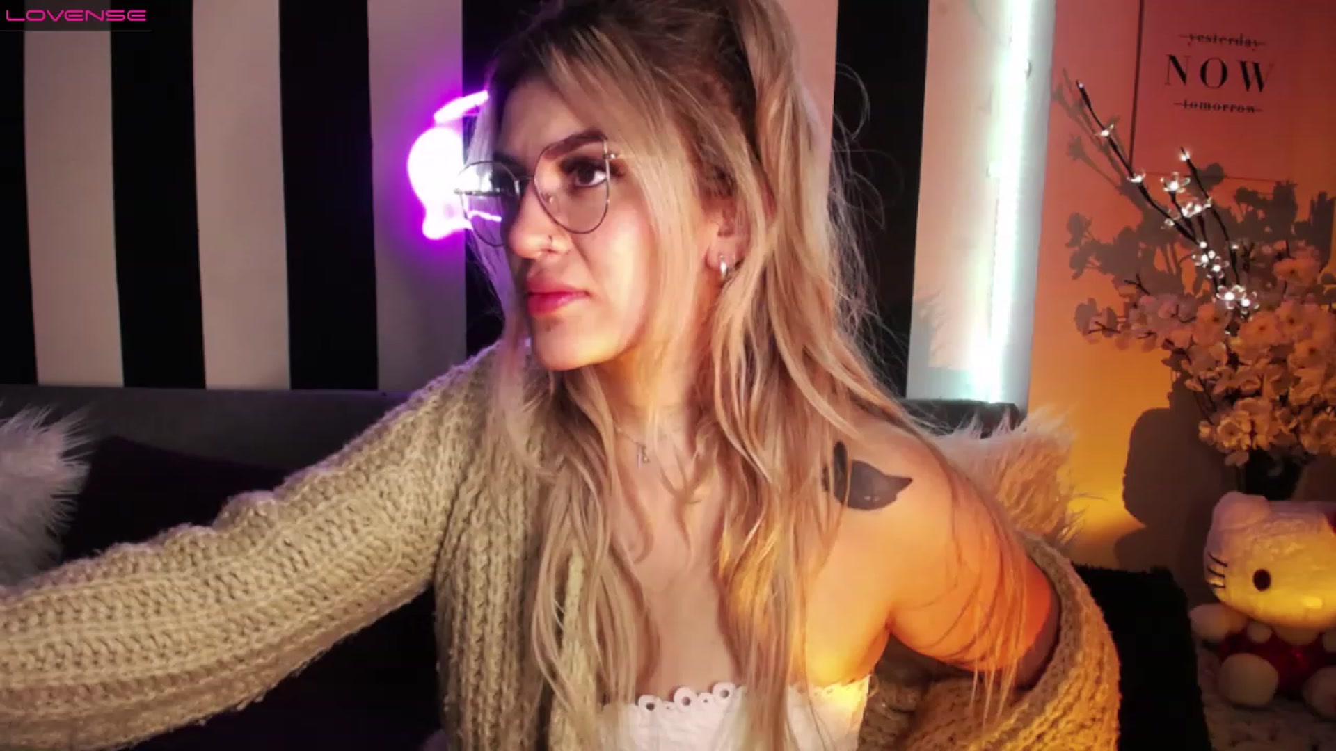 Gallery image thumbnail from Liasmithlatam's myfreecams stream on, 03/16/2023, 05:12 image 19 of 20