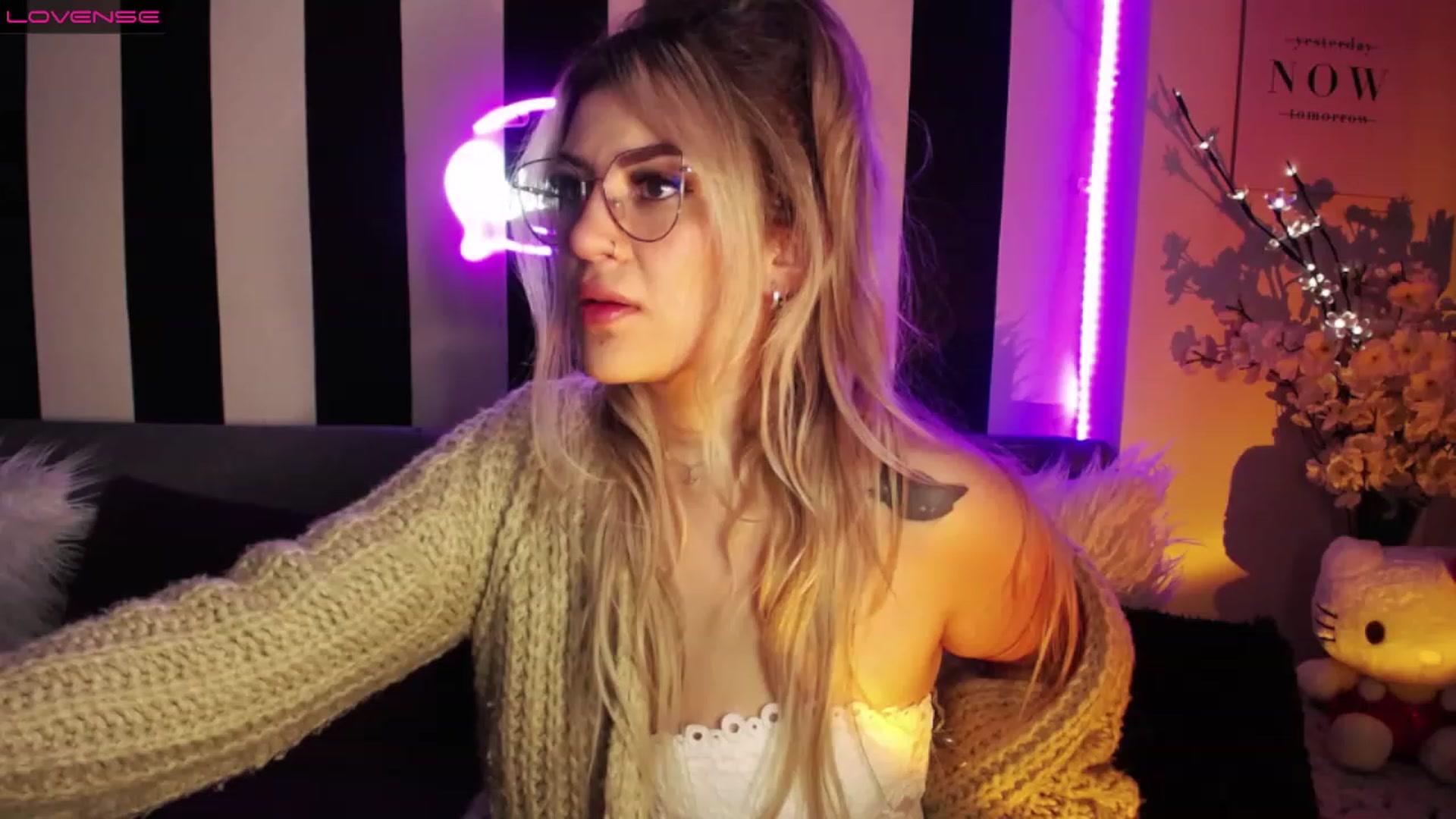 Gallery image thumbnail from Liasmithlatam's myfreecams stream on, 03/16/2023, 05:12 image 13 of 20