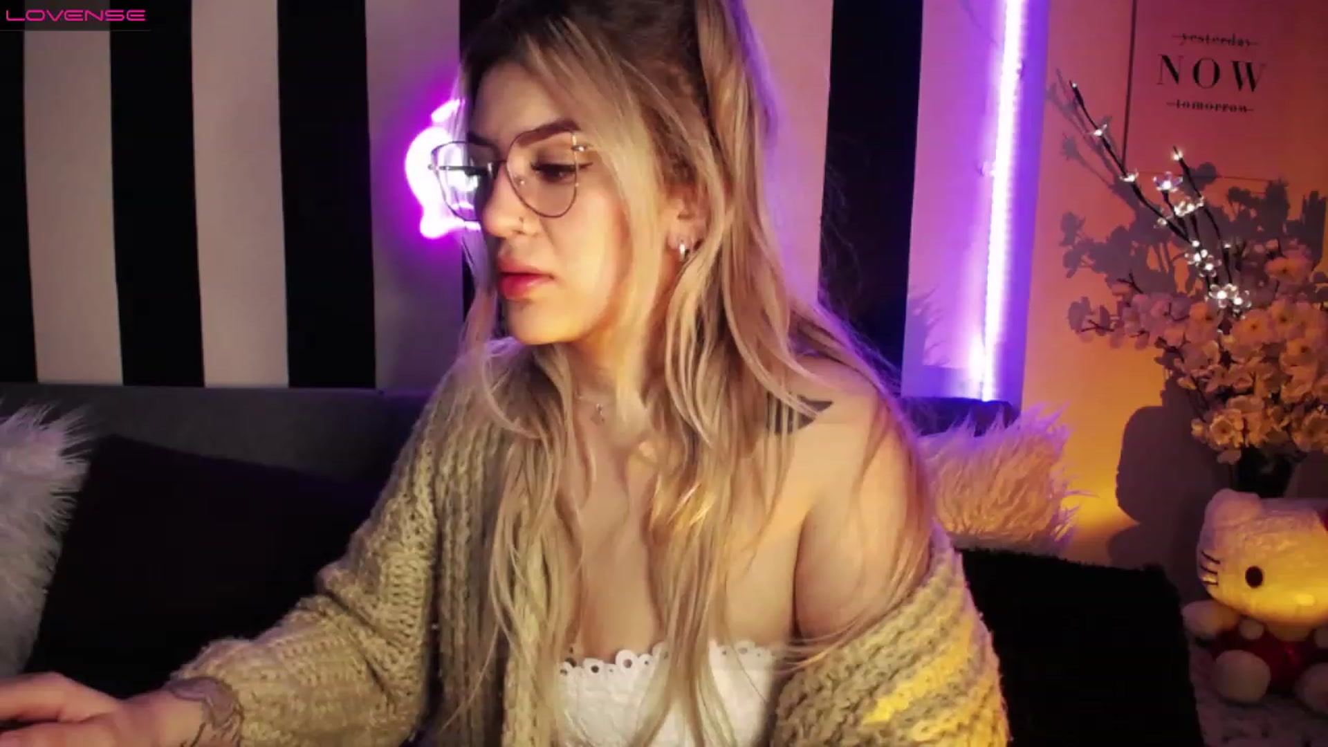 Gallery image thumbnail from Liasmithlatam's myfreecams stream on, 03/16/2023, 05:12 image 14 of 20