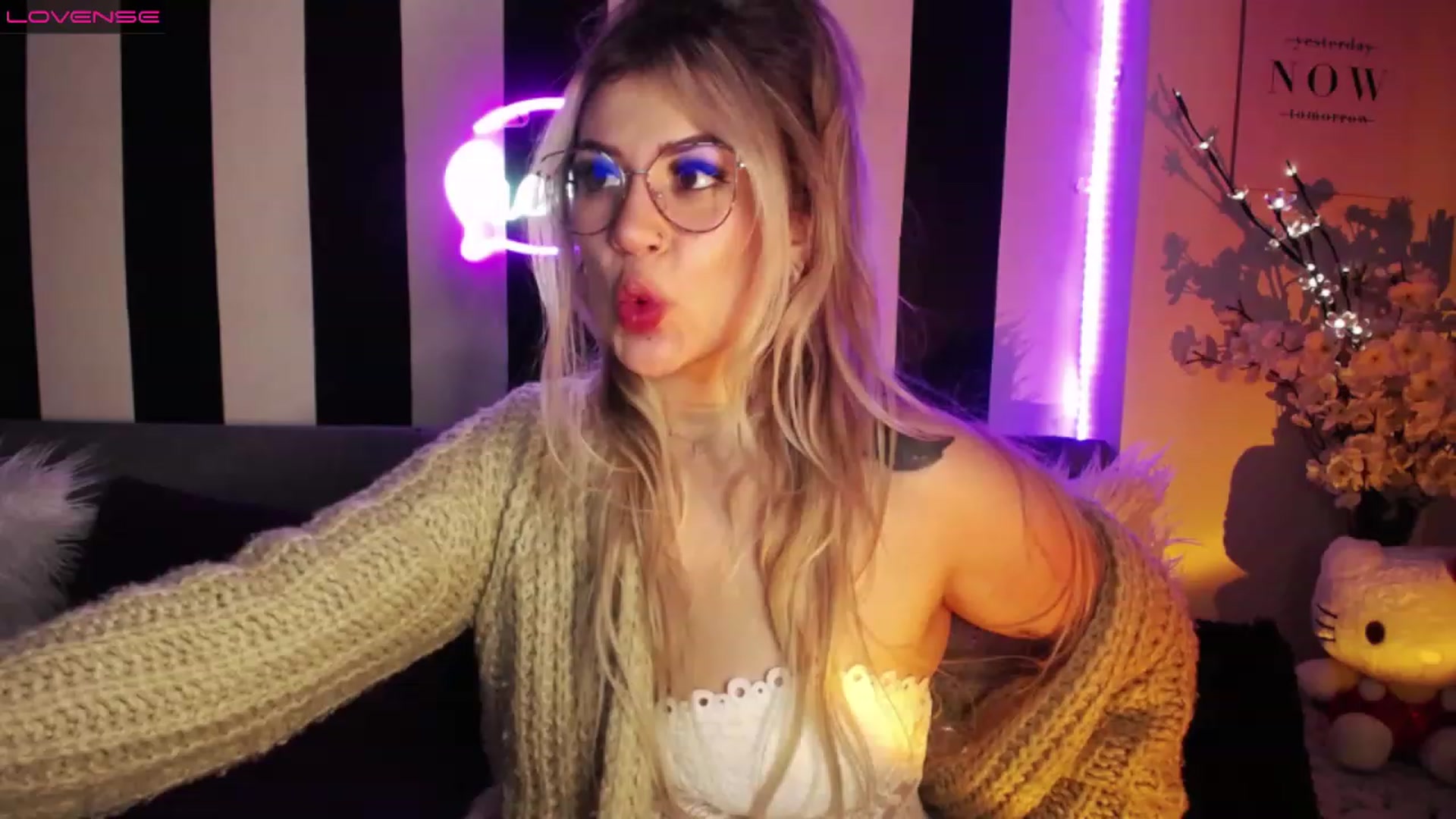 Gallery image thumbnail from Liasmithlatam's myfreecams stream on, 03/16/2023, 05:12 image 12 of 20