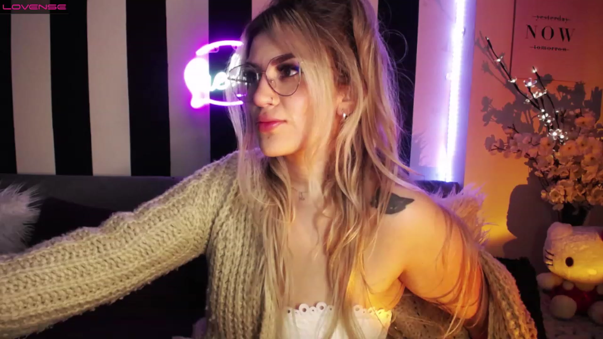 Gallery image thumbnail from Liasmithlatam's myfreecams stream on, 03/16/2023, 05:12 image 10 of 20