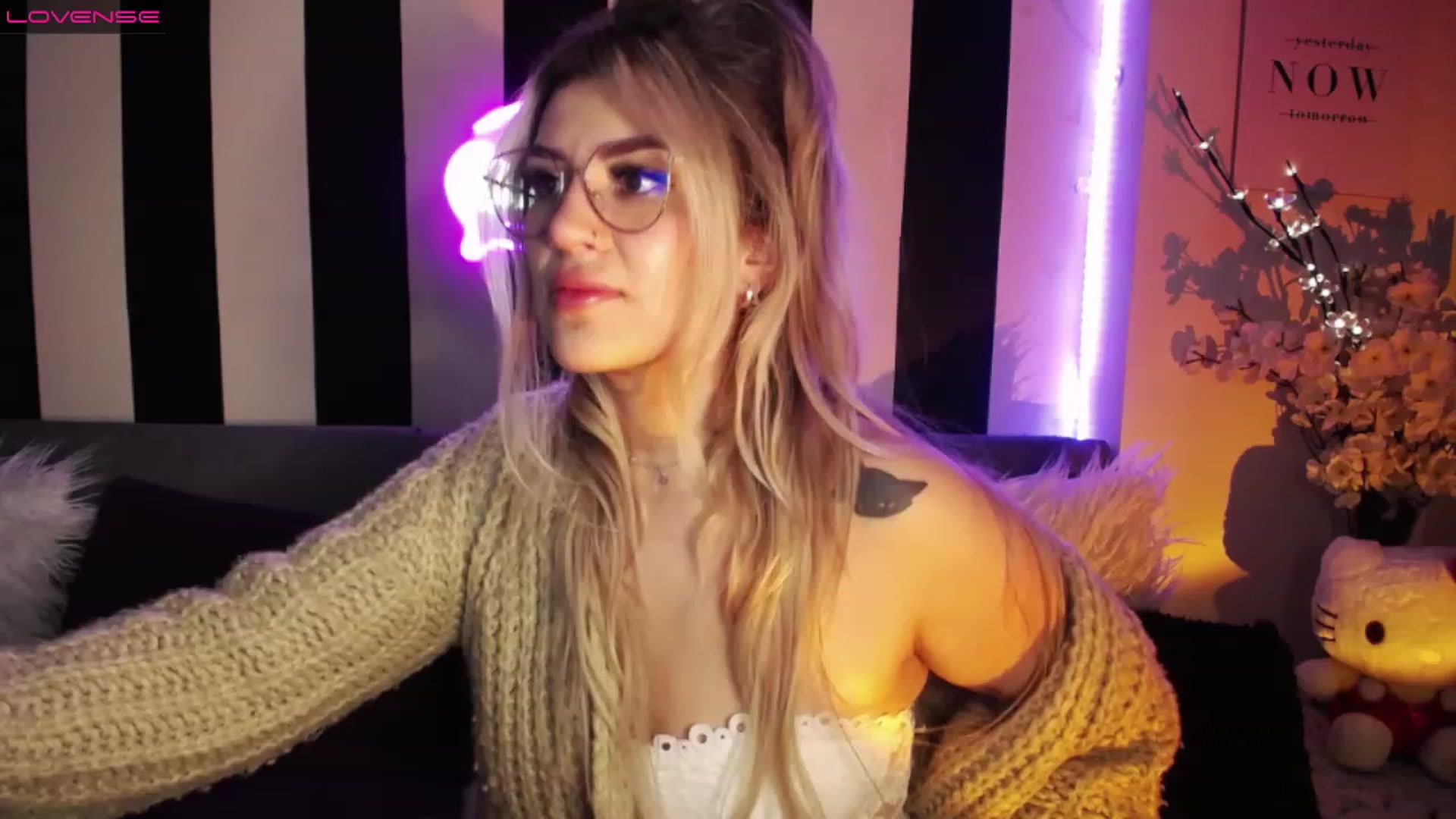Gallery image thumbnail from Liasmithlatam's myfreecams stream on, 03/16/2023, 05:12 image 11 of 20