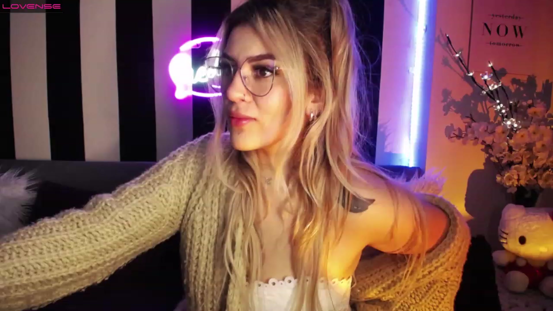 Gallery image thumbnail from Liasmithlatam's myfreecams stream on, 03/16/2023, 05:12 image 15 of 20