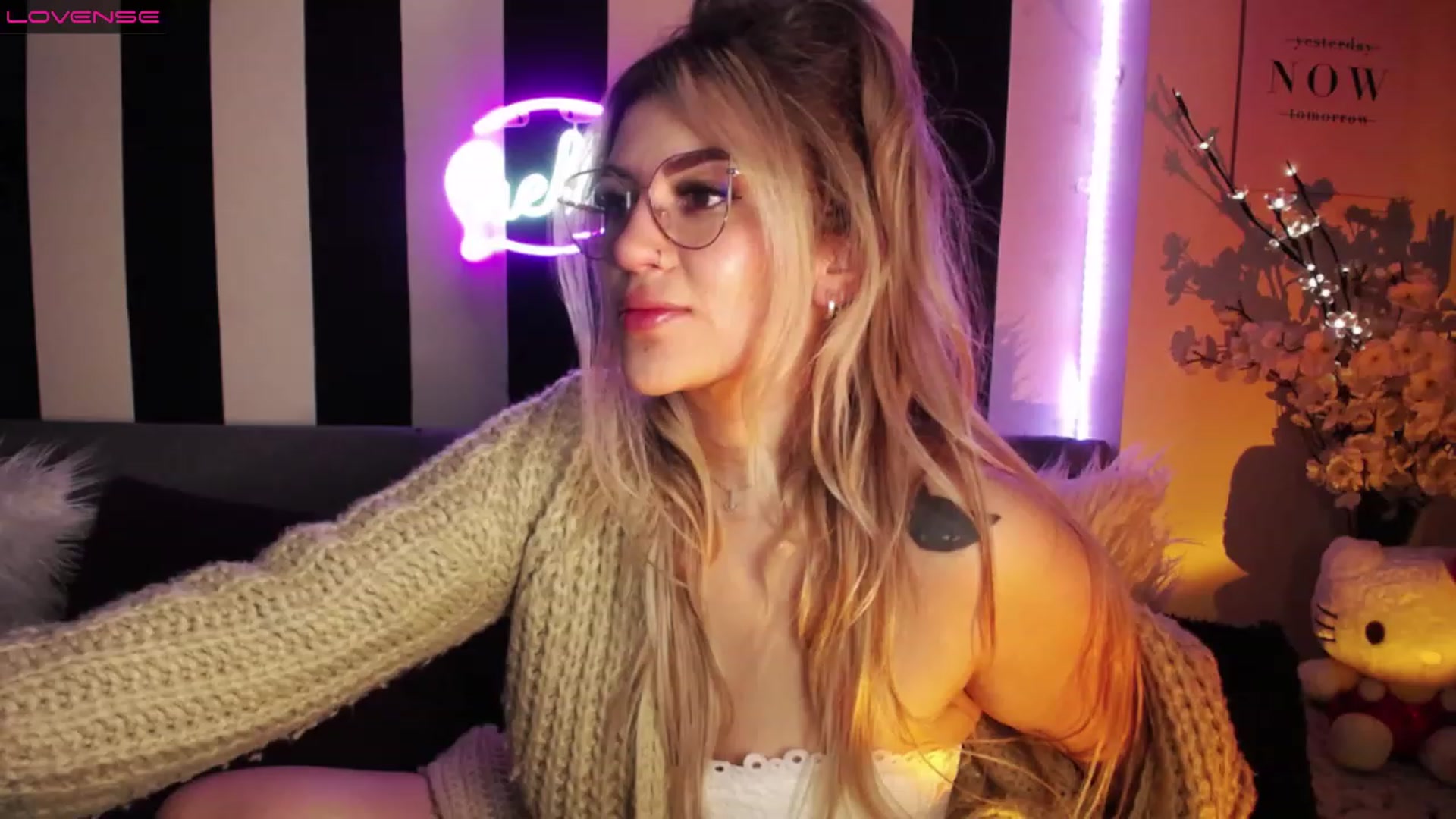 Gallery image thumbnail from Liasmithlatam's myfreecams stream on, 03/16/2023, 05:12 image 8 of 20