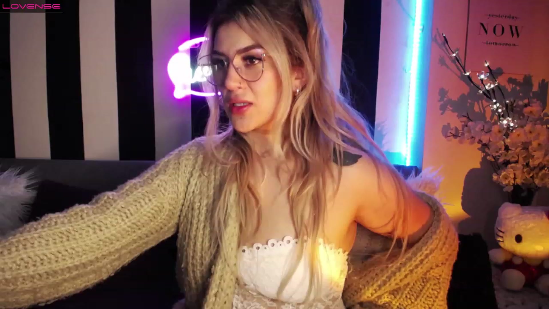 Gallery image thumbnail from Liasmithlatam's myfreecams stream on, 03/16/2023, 05:12 image 16 of 20