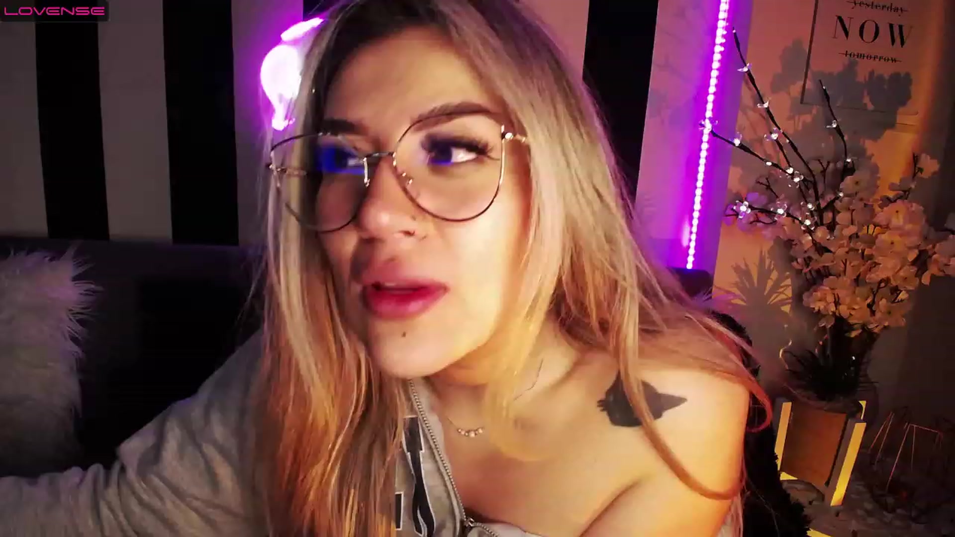 Gallery image thumbnail from Liasmithlatam's myfreecams stream on, 03/21/2023, 07:19 image 10 of 20
