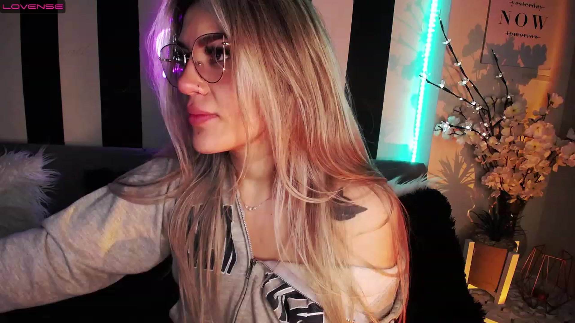 Gallery image thumbnail from Liasmithlatam's myfreecams stream on, 03/21/2023, 07:19 image 19 of 20