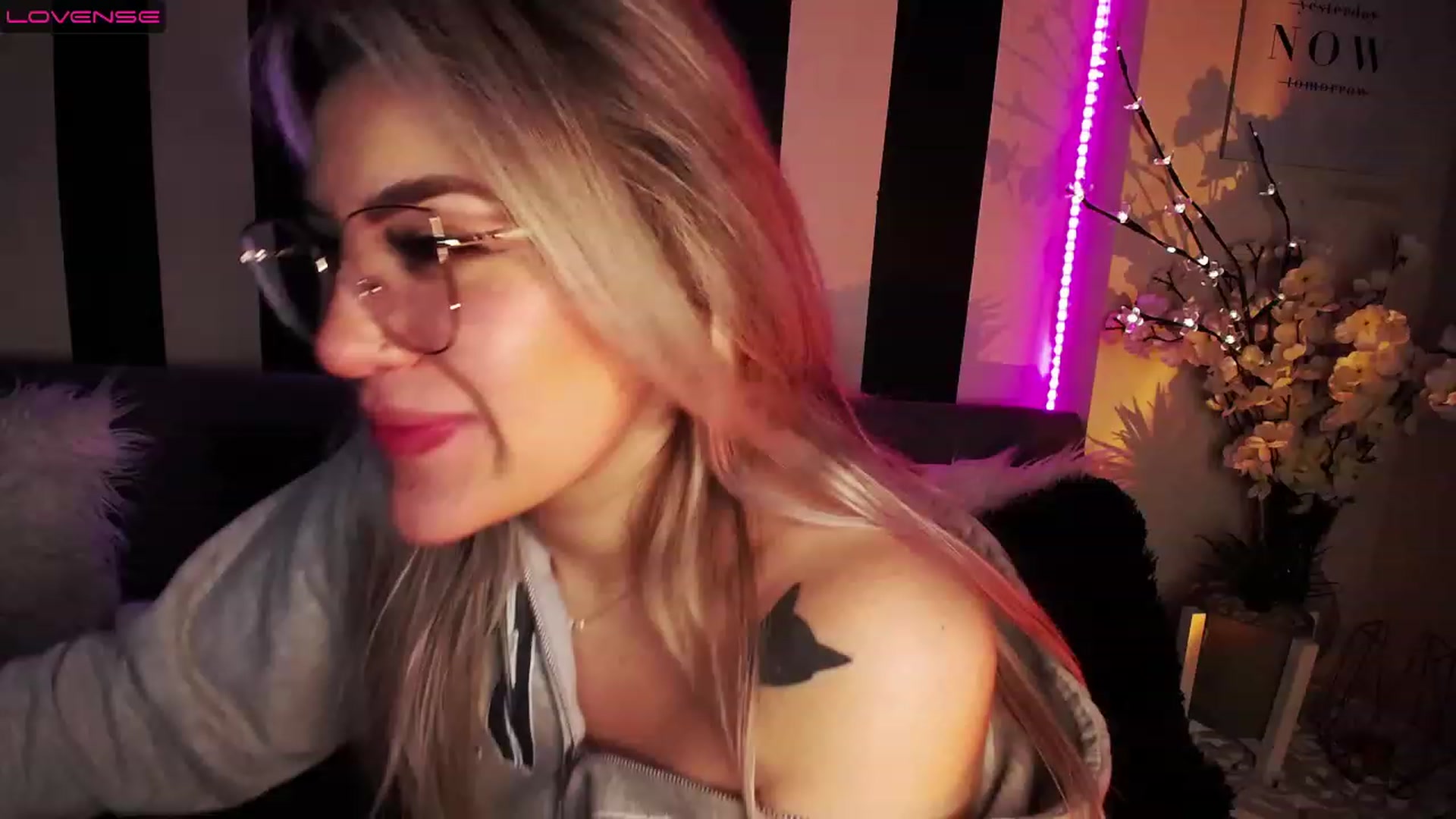 Gallery image thumbnail from Liasmithlatam's myfreecams stream on, 03/21/2023, 07:19 image 2 of 20