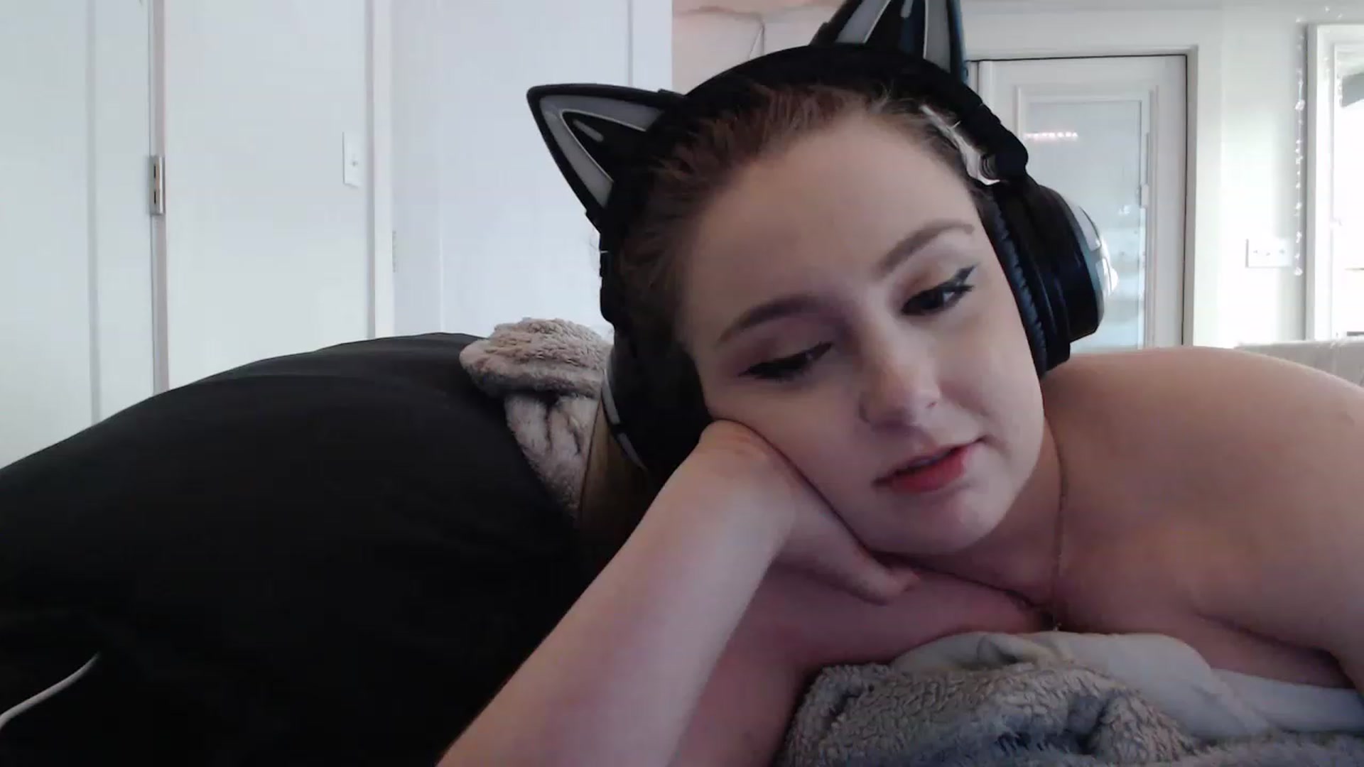 Gallery image thumbnail from LibbyxDoe's myfreecams stream on, 12/15/2022, 09:57 image 6 of 20