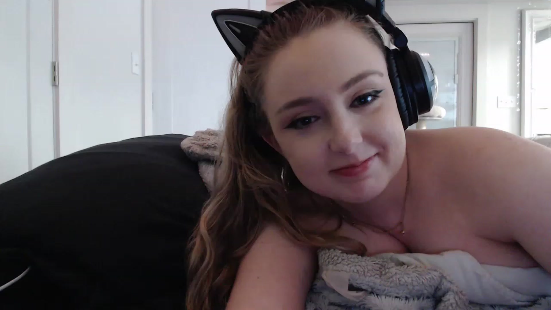 Gallery image thumbnail from LibbyxDoe's myfreecams stream on, 12/15/2022, 09:57 image 5 of 20