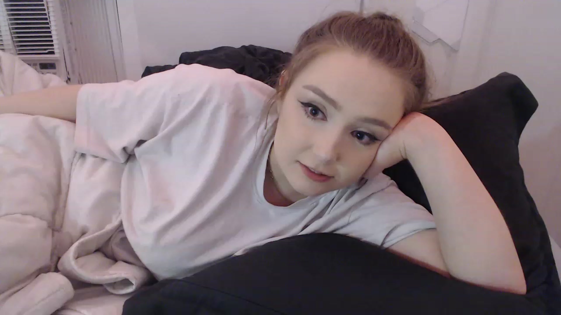 Gallery image thumbnail from LibbyxDoe's myfreecams stream on, 12/21/2022, 23:20 image 18 of 20