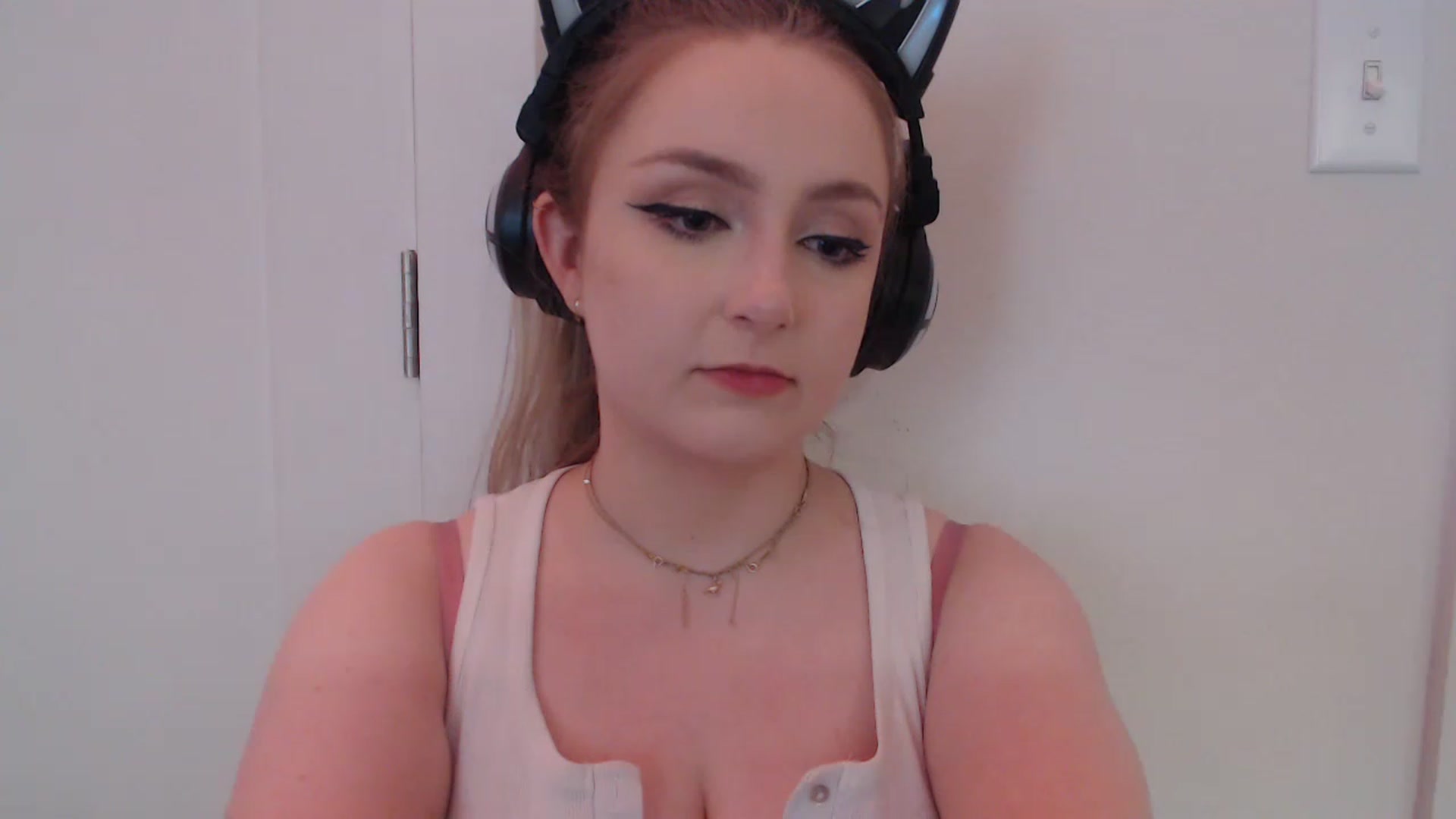 Gallery image thumbnail from LibbyxDoe's myfreecams stream on, 02/04/2023, 09:35 image 9 of 20