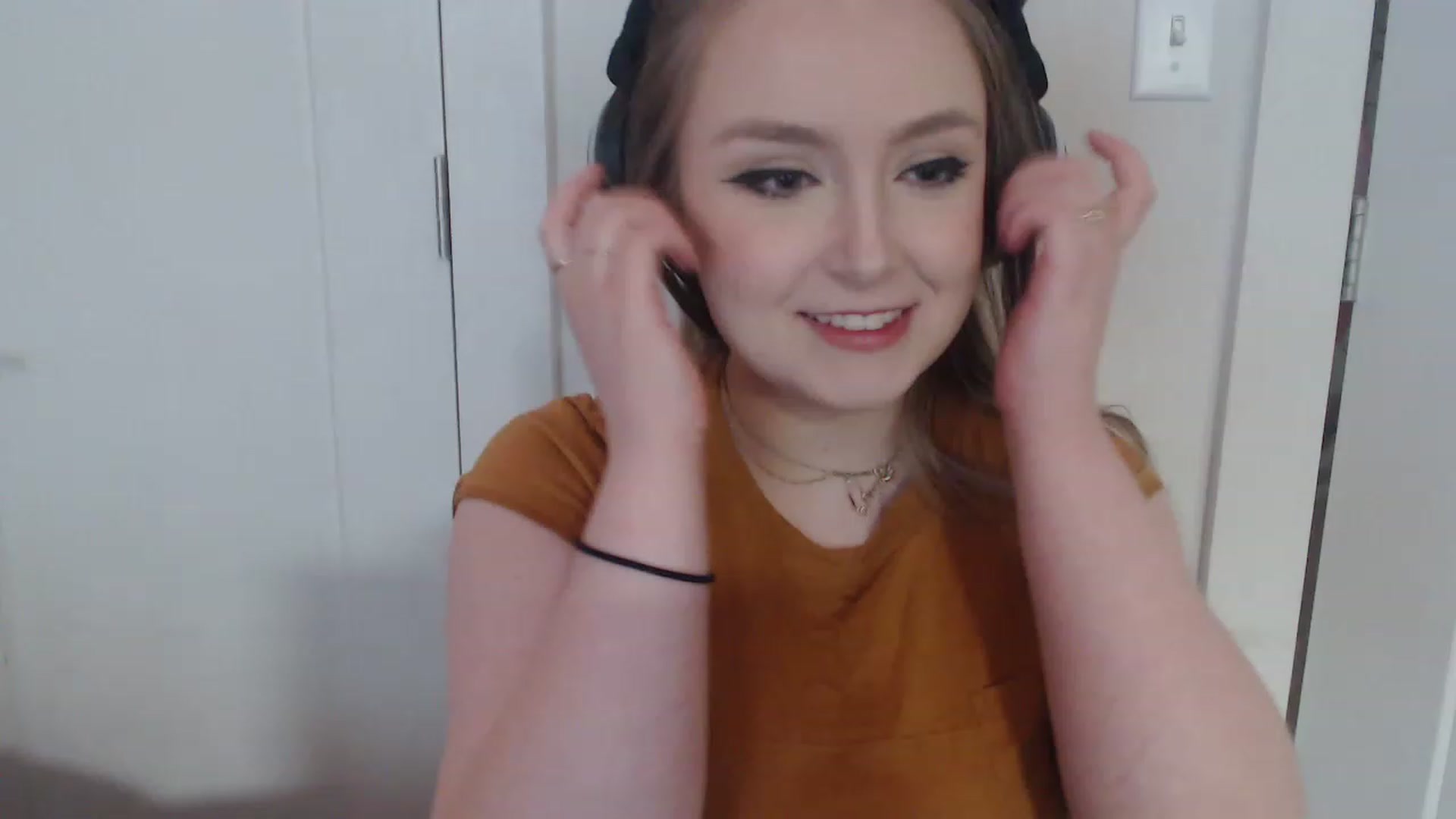Gallery image thumbnail from LibbyxDoe's myfreecams stream on, 03/16/2023, 07:29 image 13 of 20