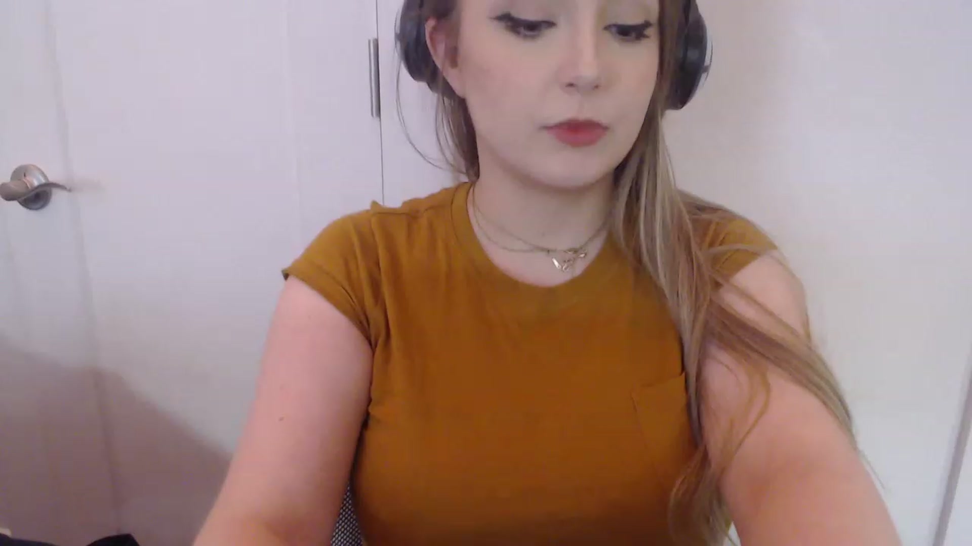 Gallery image thumbnail from LibbyxDoe's myfreecams stream on, 03/16/2023, 12:24 image 7 of 20