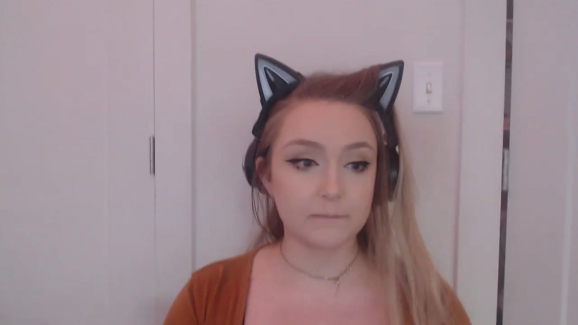 Gallery image thumbnail from LibbyxDoe's myfreecams stream on, 04/03/2023, 08:03 image 14 of 20