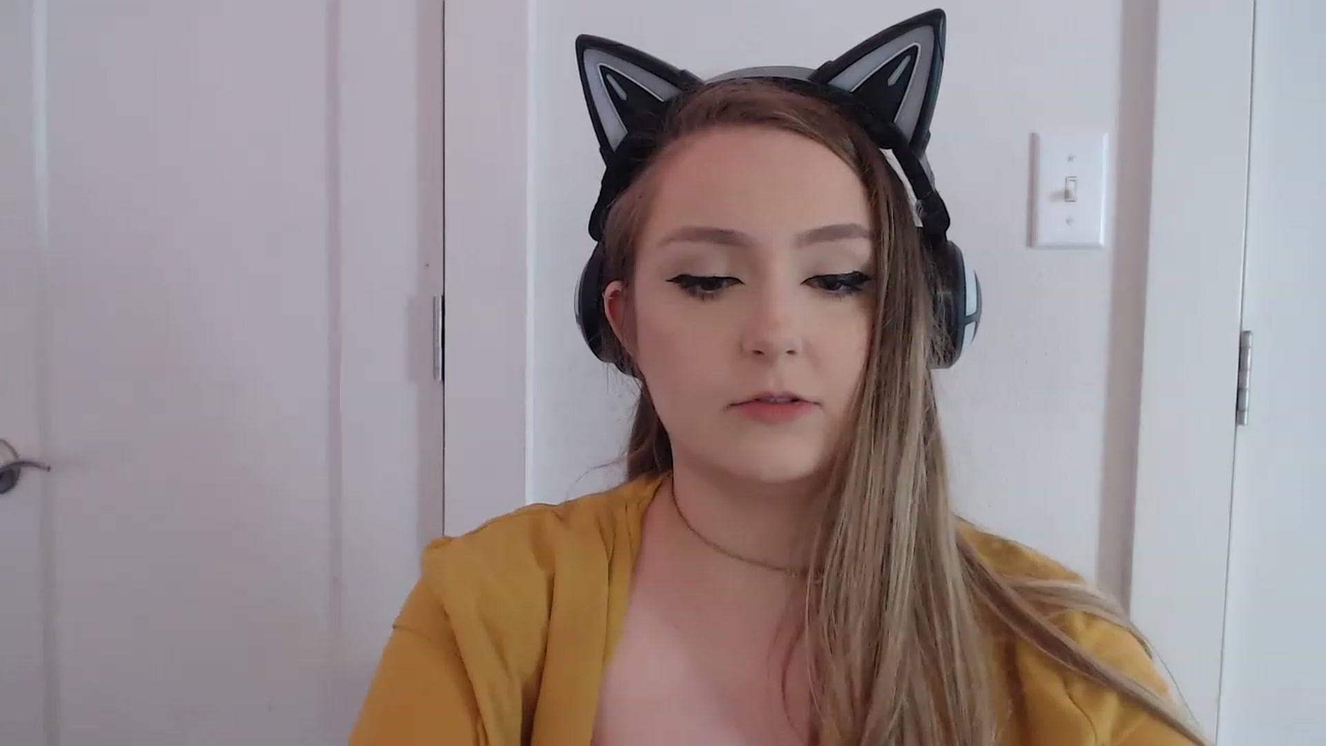 Gallery image thumbnail from LibbyxDoe's myfreecams stream on, 04/07/2023, 19:37 image 6 of 20