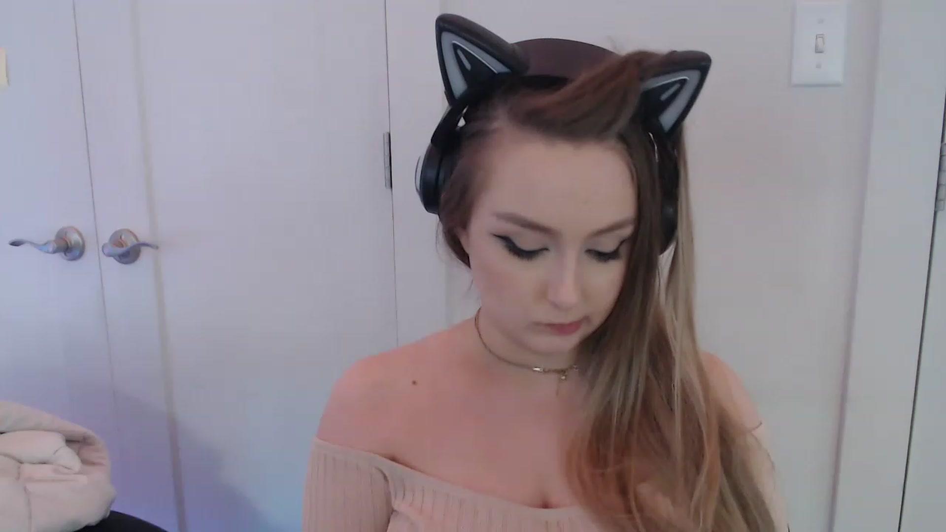 Gallery image thumbnail from LibbyxDoe's myfreecams stream on, 04/16/2023, 23:23 image 20 of 20
