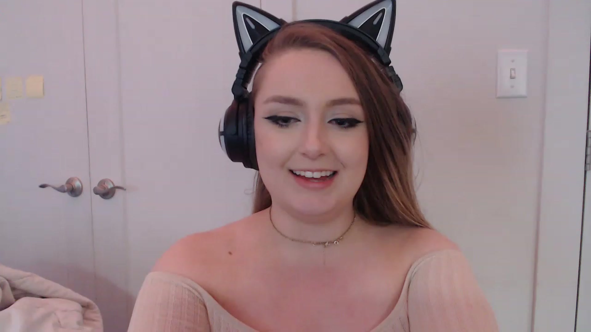 Gallery image thumbnail from LibbyxDoe's myfreecams stream on, 04/17/2023, 24:15 image 19 of 20