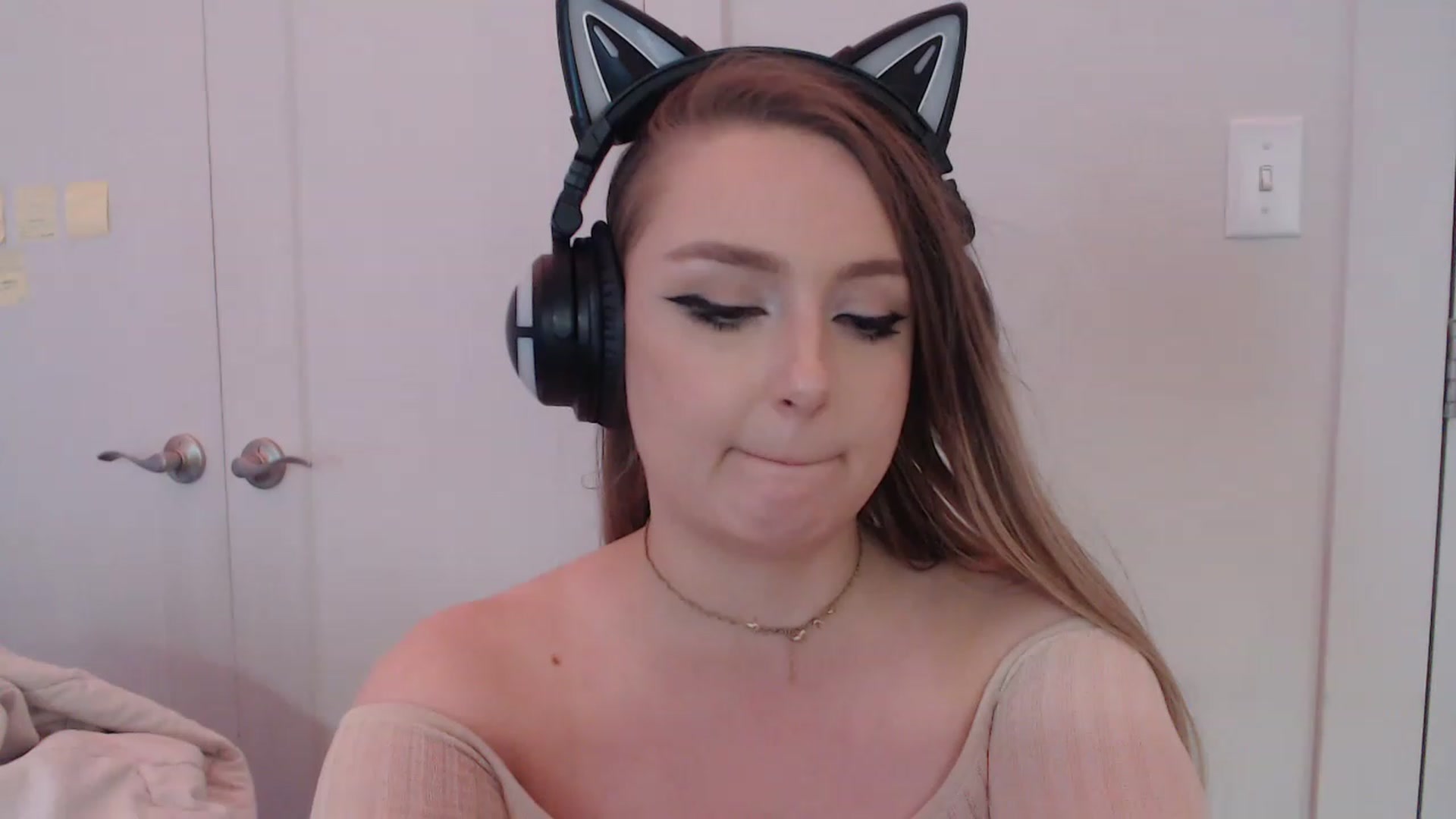 Gallery image thumbnail from LibbyxDoe's myfreecams stream on, 04/17/2023, 24:15 image 18 of 20