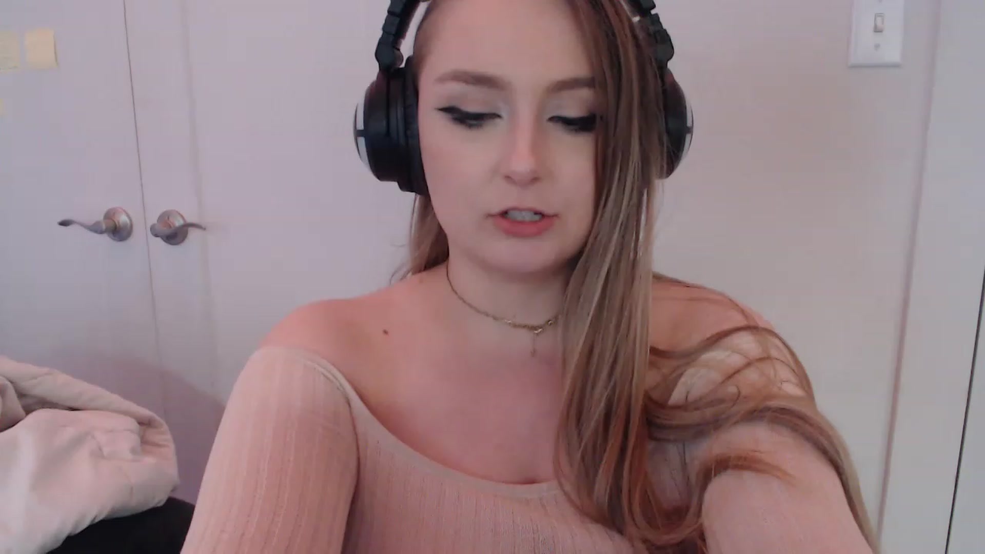Gallery image thumbnail from LibbyxDoe's myfreecams stream on, 04/17/2023, 24:15 image 15 of 20