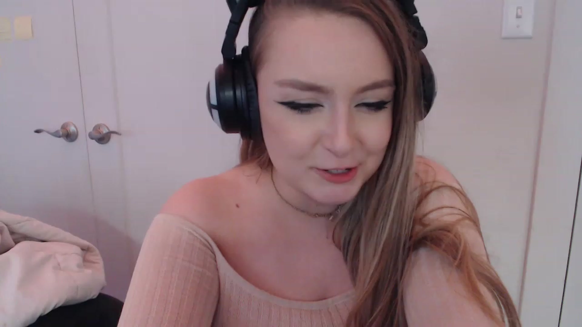 Gallery image thumbnail from LibbyxDoe's myfreecams stream on, 04/17/2023, 24:15 image 16 of 20