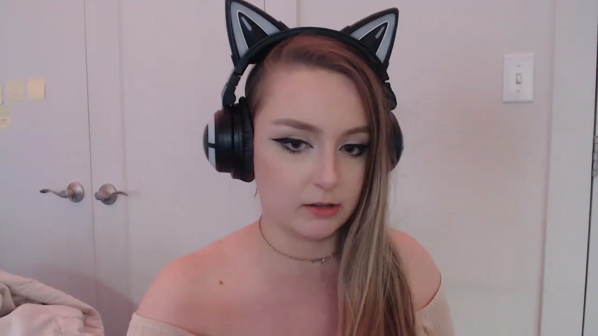 Gallery image thumbnail from LibbyxDoe's myfreecams stream on, 04/17/2023, 24:15 image 17 of 20